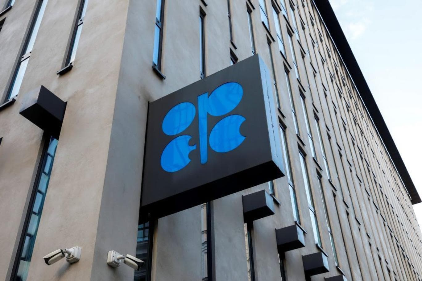 أسعار النفط تتراجع بانتظار قرار المركزي الأمريكي برفع الفائدة
