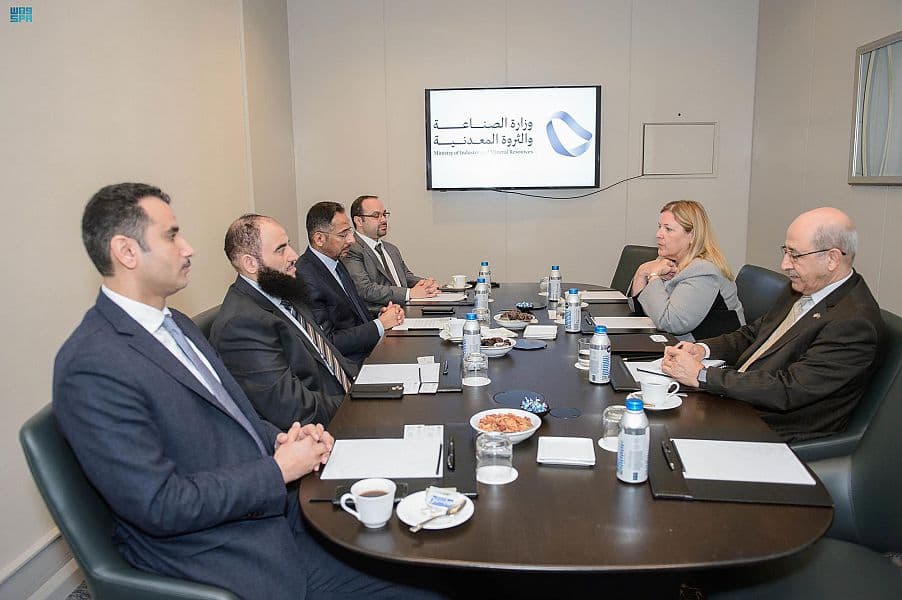 بحث الفرص الاستثمارية في قطاعي الصناعة والتعدين مع أمريكا