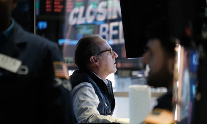 "وول ستريت" تنخفض مع تركيز المستثمرين على اجتماع "الاحتياطي الفيدرالي"