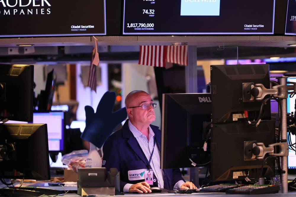 انخفاض وول ستريت مع سعي المستثمرين لاستيعاب تداعيات زيادة الفائدة