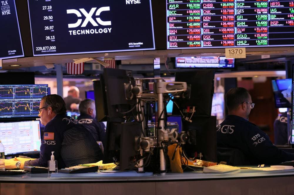 انخفاض وول ستريت مع سعي المستثمرين لاستيعاب تداعيات زيادة الفائدة