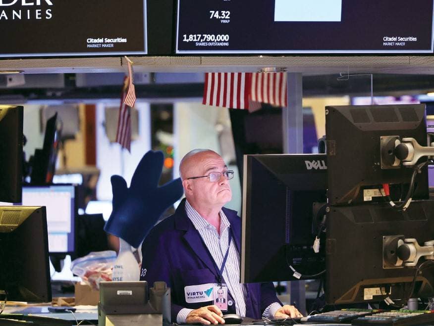 مستثمرو «وول ستريت» يقيمون تأثيرات الفائدة في النمو الاقتصادي .. الأداء متباين