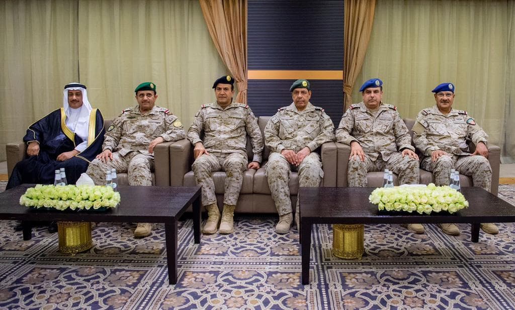 ولي العهد يلتقي وزير الدفاع وقيادات الوزارة