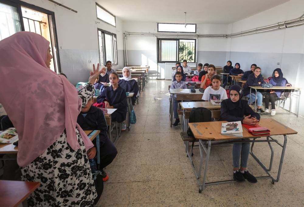  38 في المائة من الأسر خفضت نفقاتها التعليمية مقارنة في لبنان. "رويترز"
