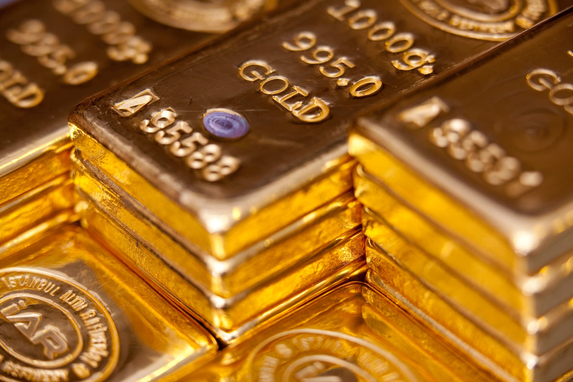 الذهب يهبط مع صعود الدولار وعوائد السندات لأعلى مستويات منذ عدة سنوات 