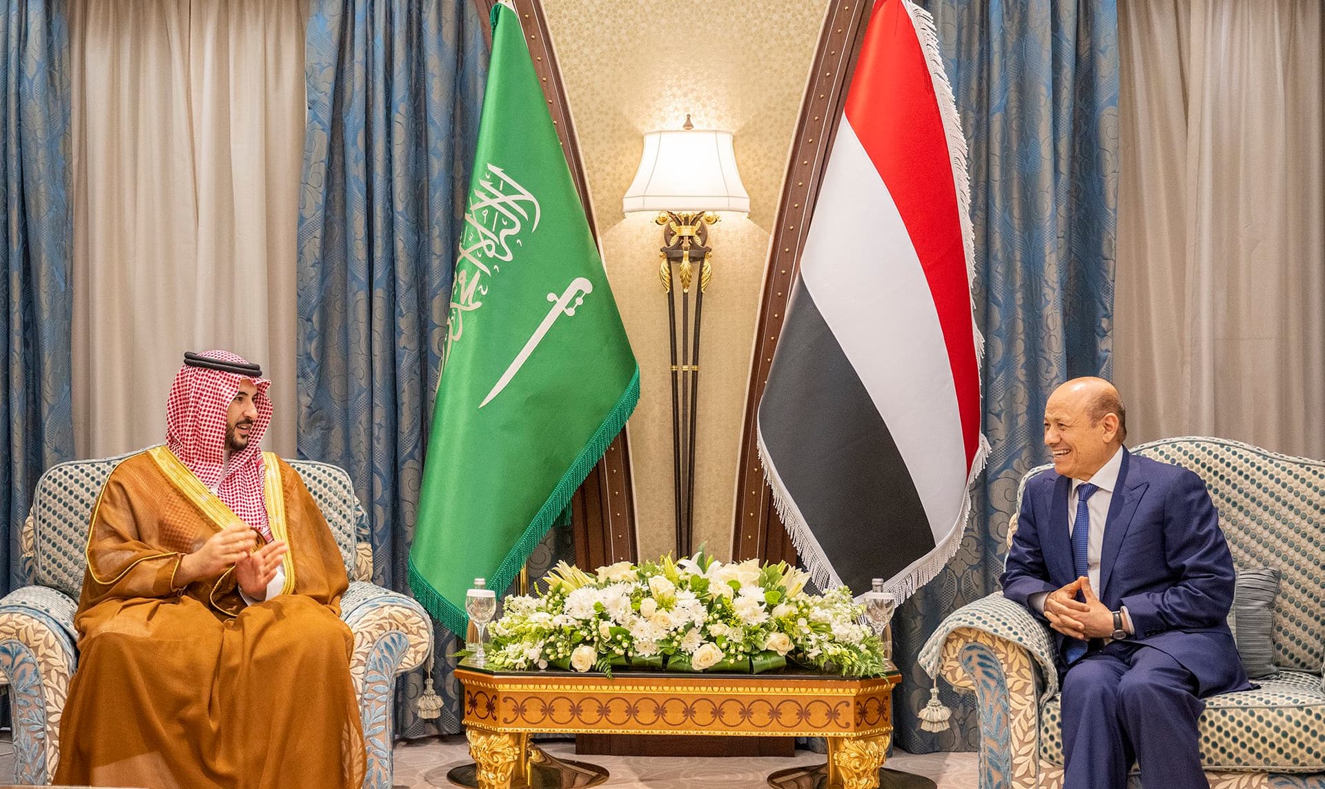 وزير الدفاع يبحث مستجدات الأوضاع مع  رئيس مجلس القيادة الرئاسي اليمني