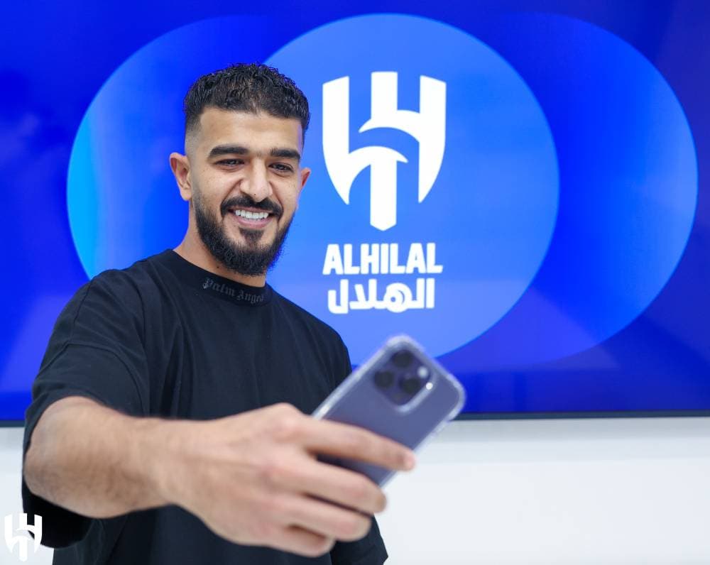 المعيوف يلتقط سيلفي بعد التوقيع. مركز الهلال الاعلامي
