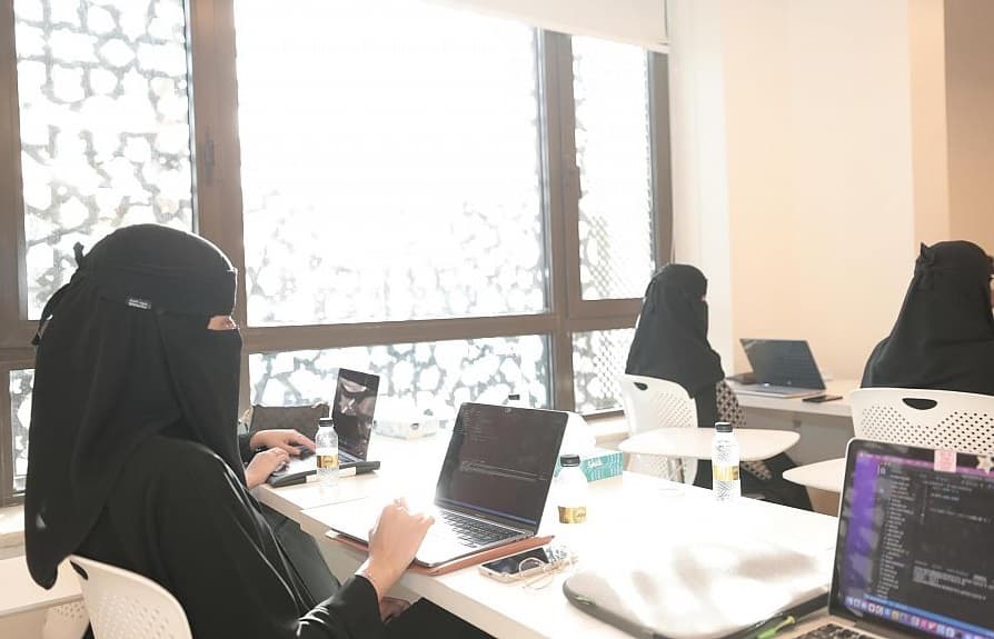 بطالة السعوديات في الربع الثاني الأدنى منذ 2001 بـ 19.3 %.. وأعلى مشاركة اقتصادية