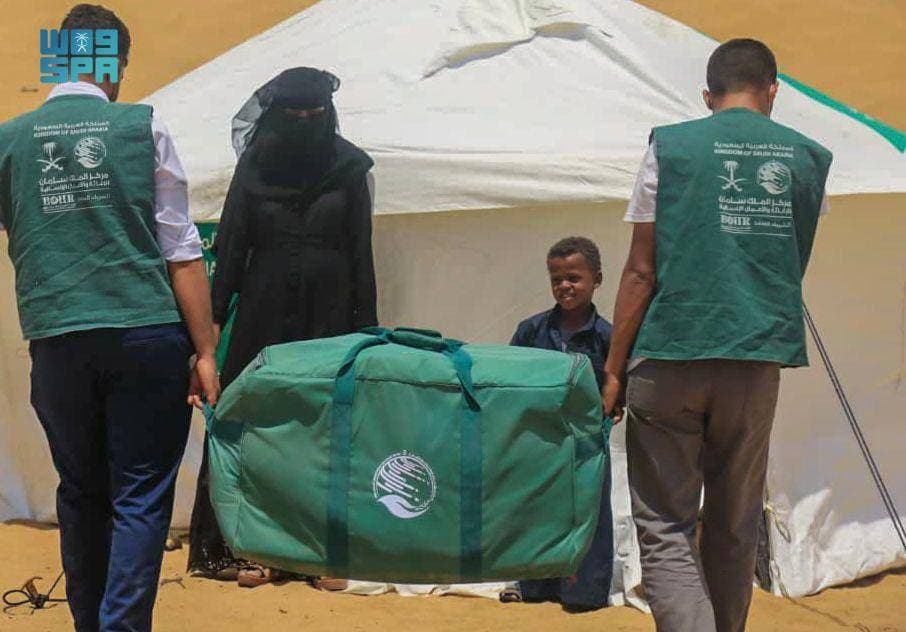جانب من توزيع المساعدات السعودية في محافظة الجوف اليمنية.