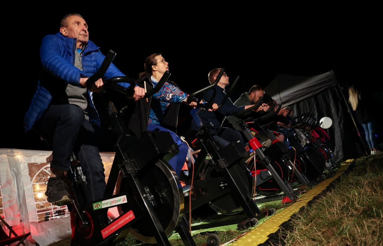 بولنديون يولدون الكهرباء بالدراجات لمشاهدة الأفلام مع ارتفاع أسعار الطاقة