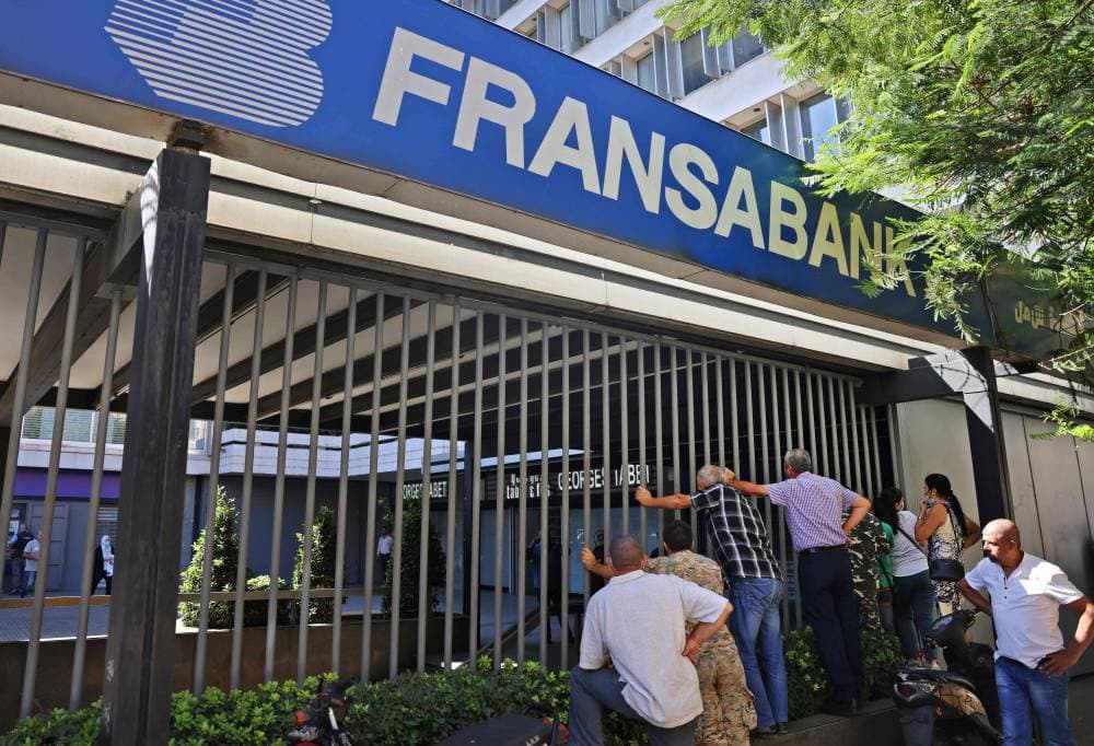 لبنان يبدأ تطبيق السعر الرسمي الجديد لليرة تدريجيا .. استثناءات لرساميل البنوك وسداد القروض