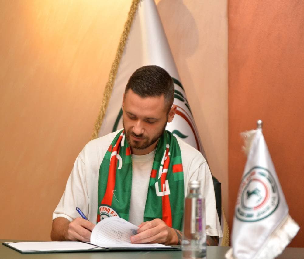 داركو لحظة التوقيع للاتفاق. مركز الاتفاق الإعلامي