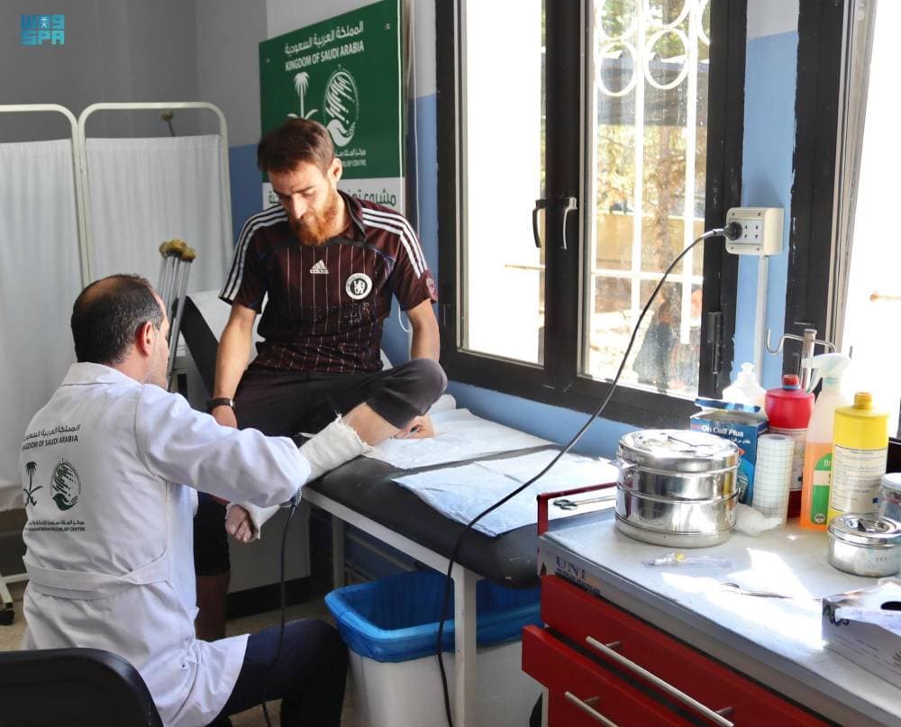 مريض يتلقى الرعاية الطبية في بلدة عرسال اللبنانية. "واس"