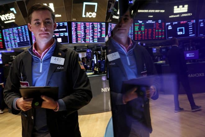 الأسهم الأمريكية تبدأ تعاملاتها دون تغيير يذكر مع ارتفاع عوائد السندات