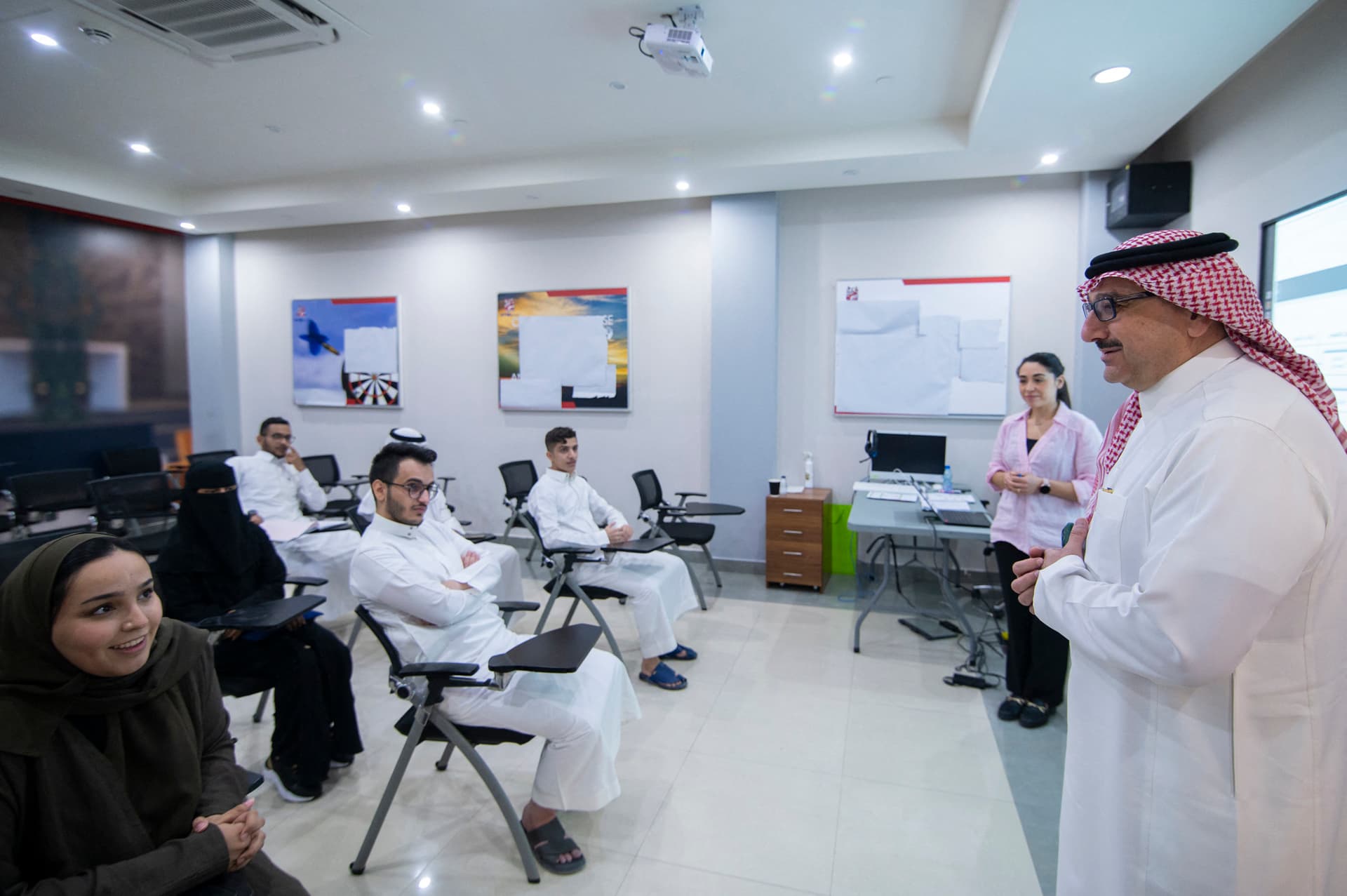 من خدمة الغرف إلى إدارة الفنادق .. سعوديون يتدربون للنهوض بالسياحة