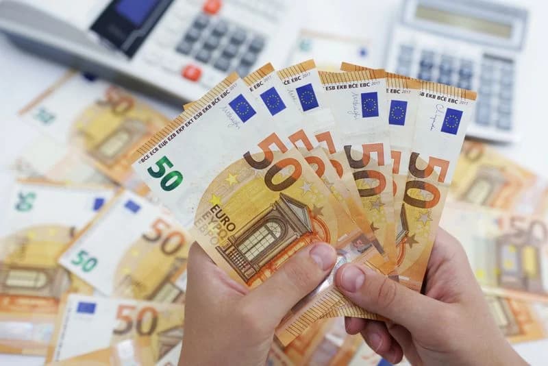 اليورو يحوم فوق أدنى مستوى في عقدين قبيل قرار المركزي الأوروبي بشأن الفائدة