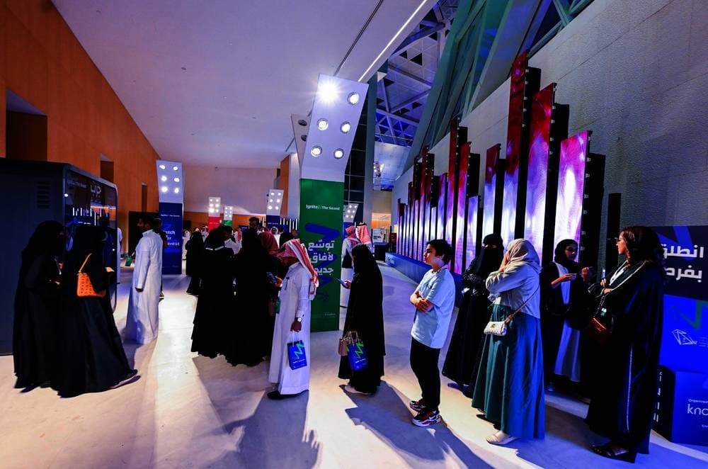 النفط يتحول للارتفاع 0.3%.. "برنت" 55.7 دولارا و"الأمريكي" 53 دولارا