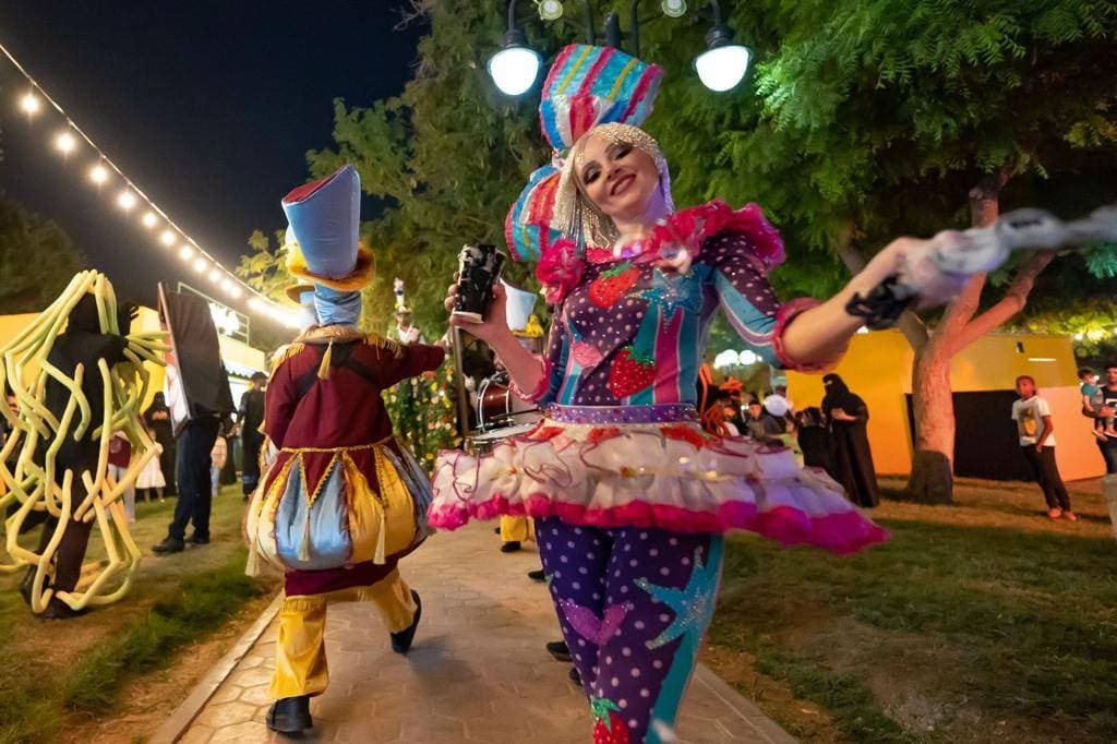 تحتضن حديقة السويدي مهرجانا أسبوعيا يعكس ثقافات عدد من البلدان.