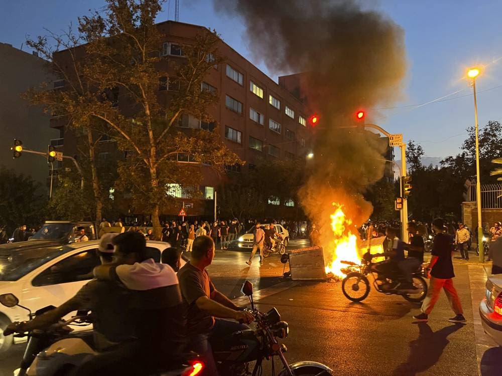 صورة أرشيفية للاحتجاجات الإيرانية التي اندلعت في سبتمبر الماضي. "أ. ب"