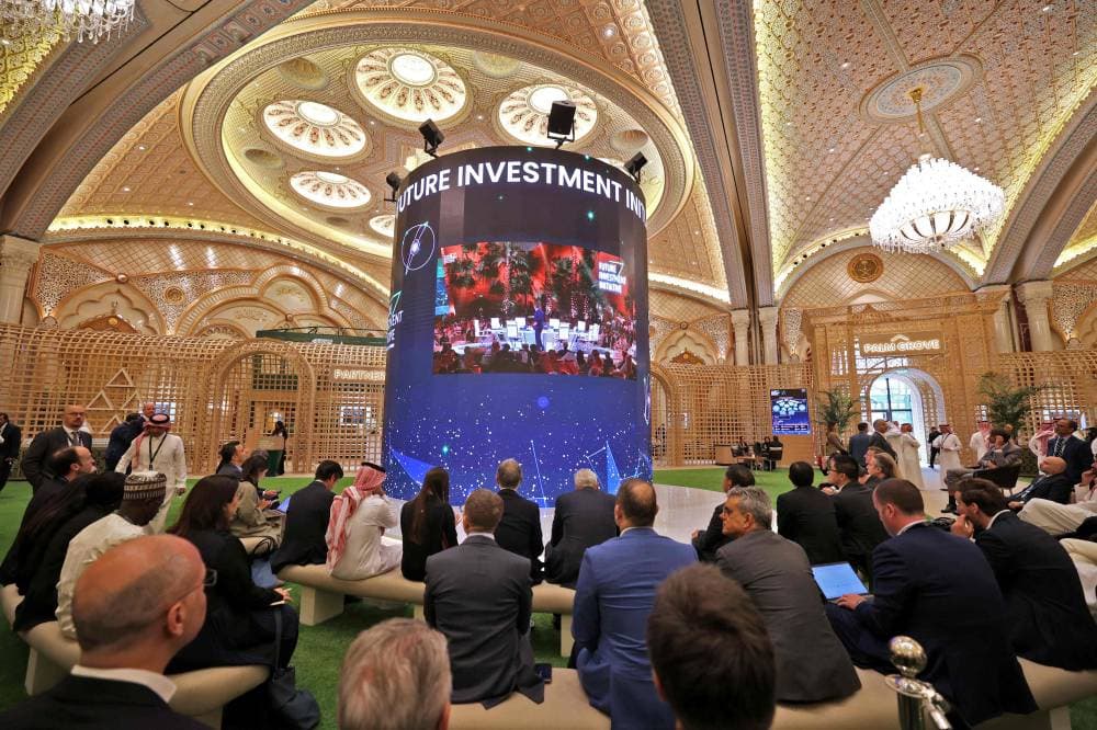 جانب من المشاركين في مبادرة منتدى الاستثمار في الرياض أمس. "الفرنسية"