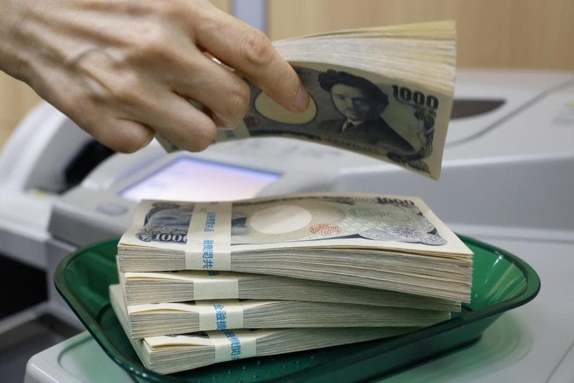 اليابان تنفق 42 مليار دولار في أكتوبر لتعزيز الين
