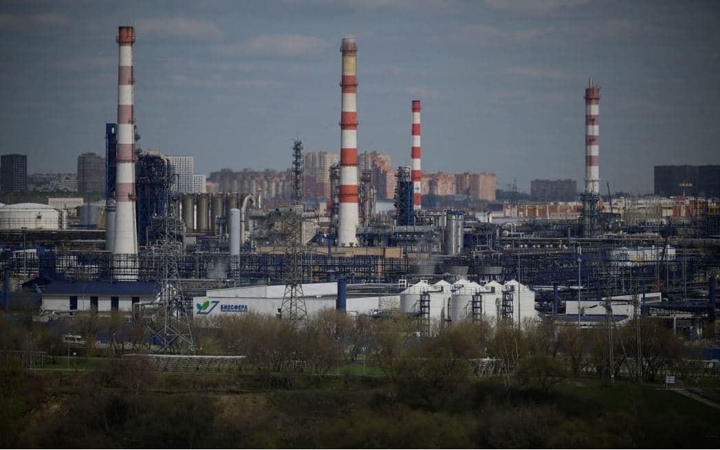 تراجع أسعار النفط قبيل محادثات "أوبك+" بشأن خفض الإنتاج 