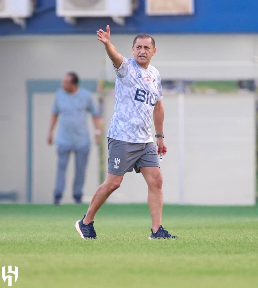 دياز يوجه اللاعبين خلال التدريبات. مركز الهلال الإعلامي