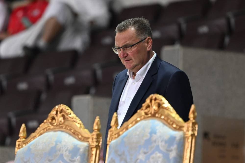 مدرب بولندا خلال لقاء الشباب والرائد. تصوير: عبدالرحمن السالم ـ "الاقتصادية"