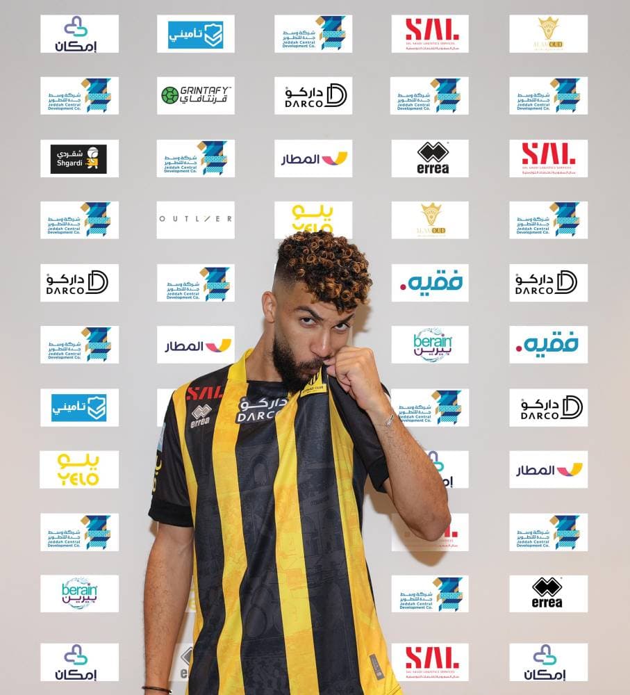 البعود يقبل قميص النصر بعد التوقيع. مركز الاتحاد الإعلامي.