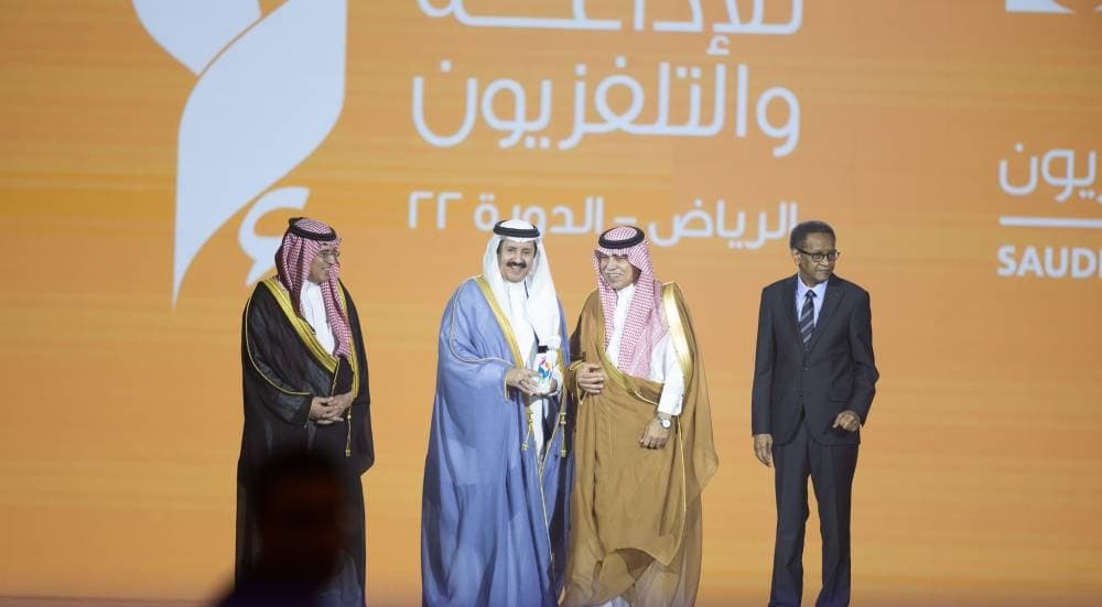 وزير الإعلام خلال تكريمه للمذيع حامد الغامدي.