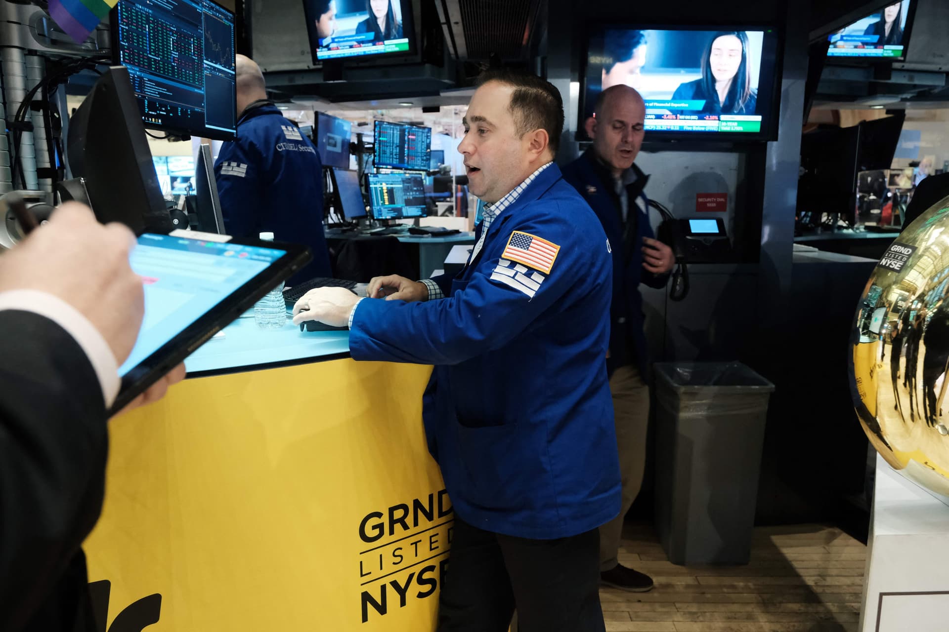 مؤشر ستاندرد آند بورز يغلق على ارتفاع بقيادة الأسهم الدفاعية