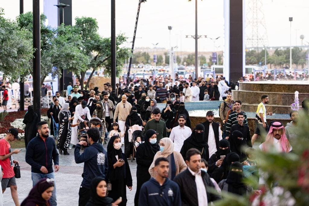 وجود كبير من الزوار خلال الافتتاح.