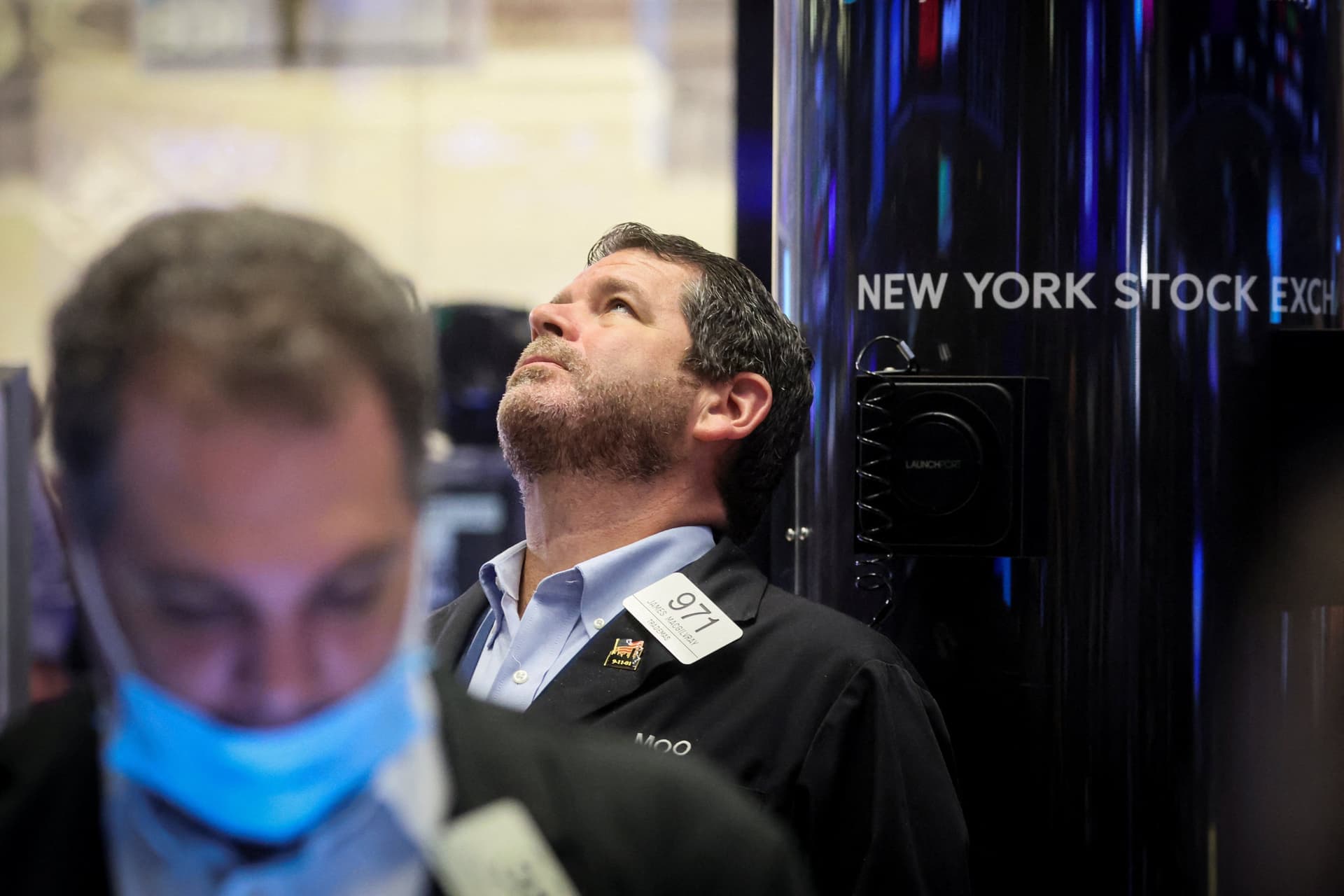 وول ستريت تبدأ تعاملاتها منخفضة مع تراجع أسهم "أبل"