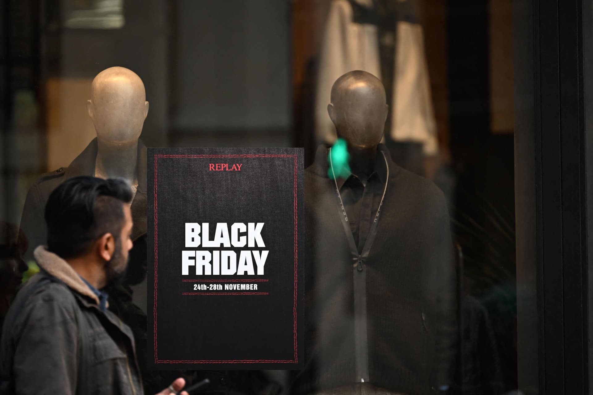 أزمة تكلفة المعيشة في أوروبا تخيم على "الجمعة السوداء" ..  توقعات بأسوأ حركة بيع منذ عقد