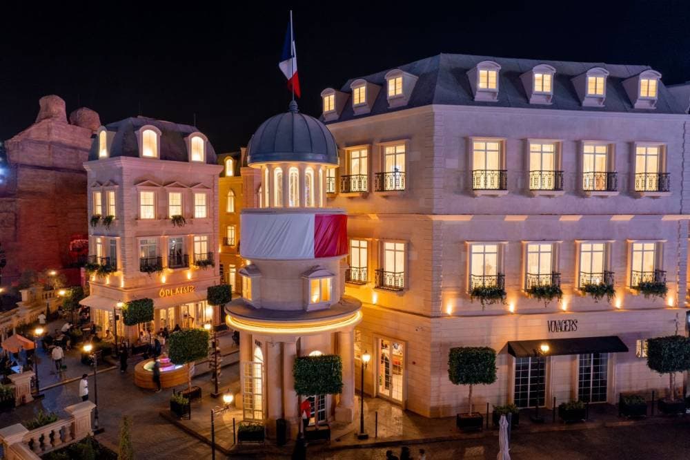 تتميز منطقة فرنسا بمتاجرها التي تضم الهدايا التذكارية.