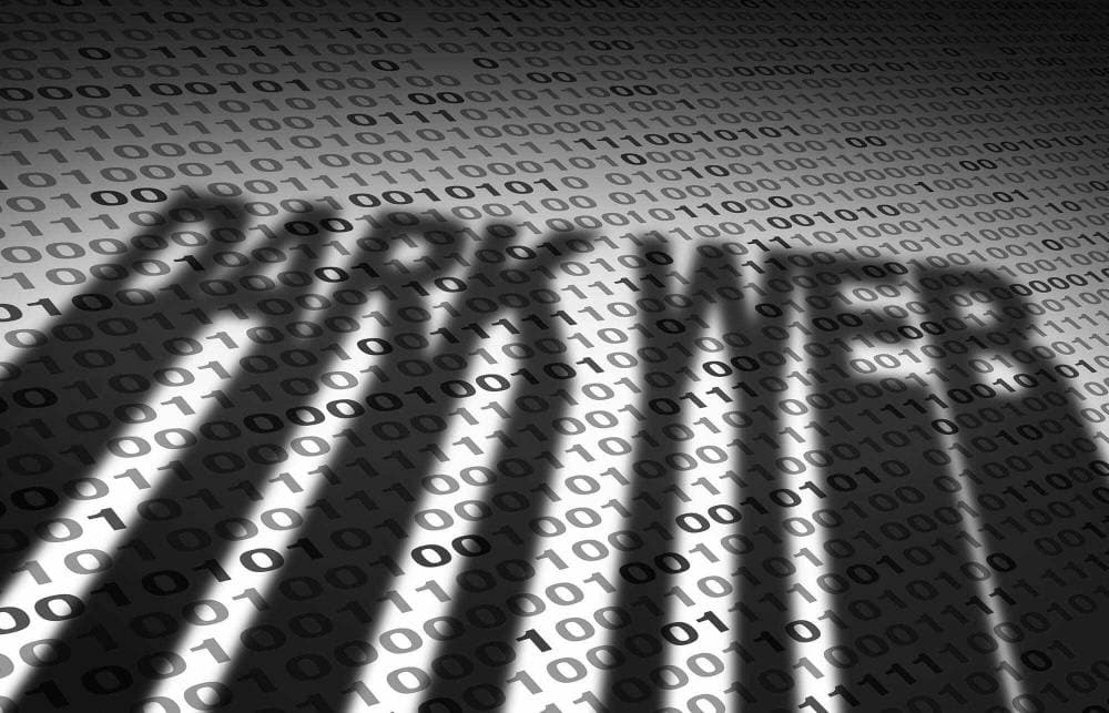 يعتمد المجرمون عدة أساليب للوصول إلى بيانات المؤسسات وسرقتها.