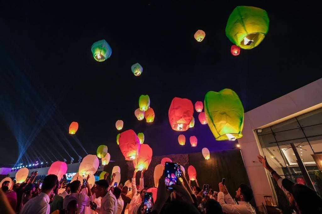 شارك الزوار المنظمين الاحتفال بذكرى التدشين.