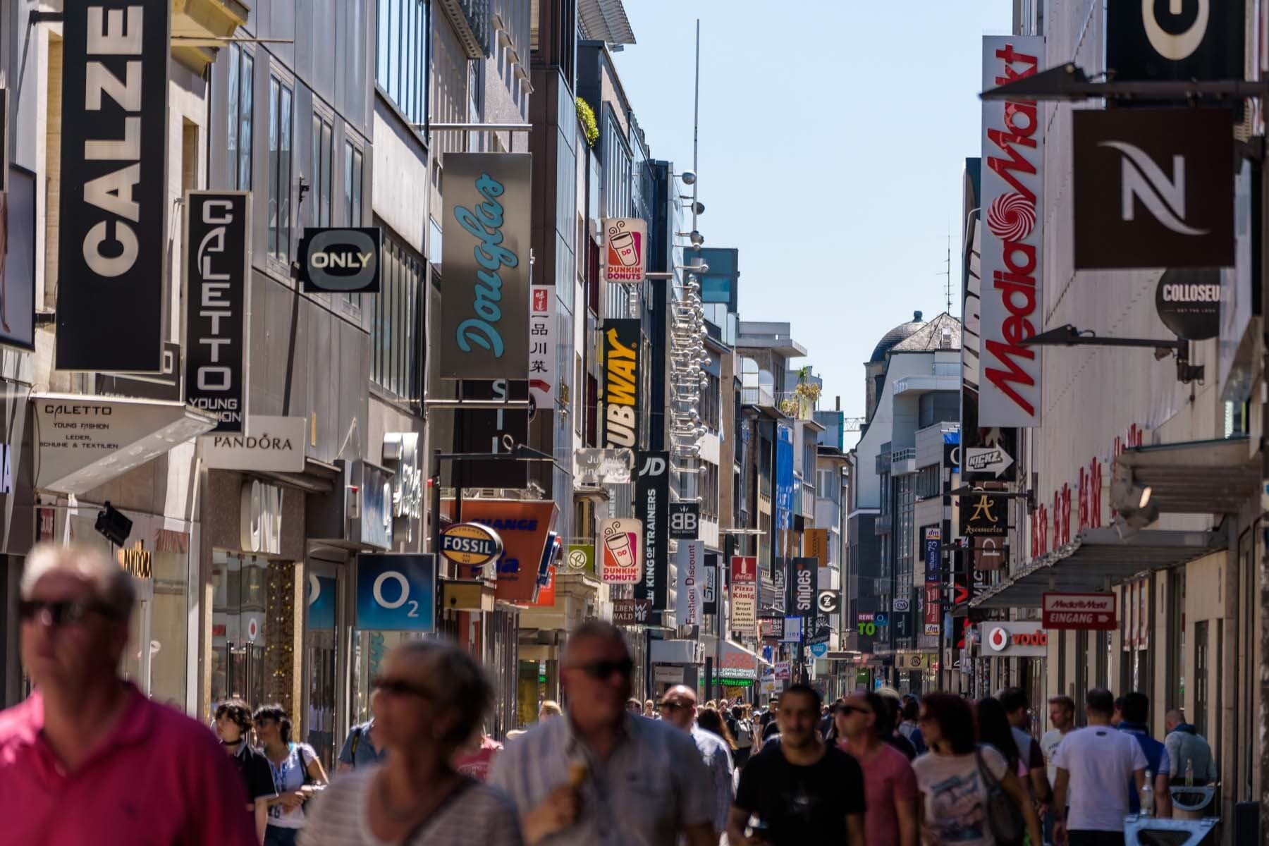 58 % من الألمان يقيدون إنفاقهم على الملابس .. و49 % يقللون الذهاب إلى المطاعم                