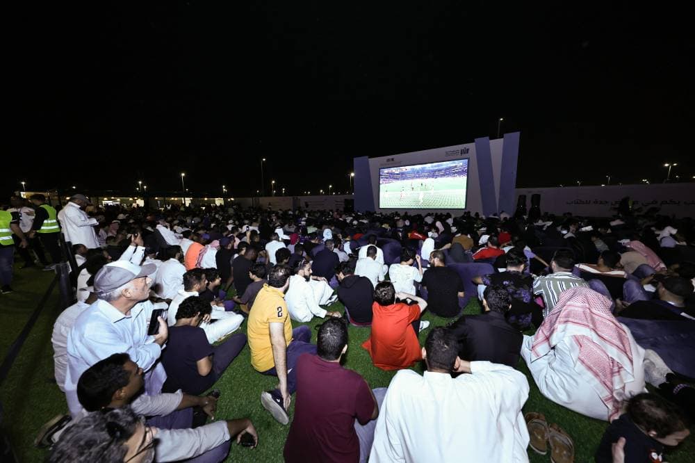 وفر المنظمون شاشات تلفزيونية لزوار المعرض لمتابعة كأس العالم.