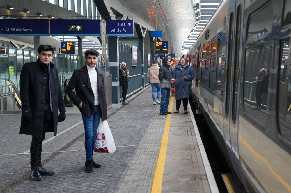 بسبب إضراب في السكك الحديدية تم تسيير 20 في المائة فقط من القطارات. "رويترز"