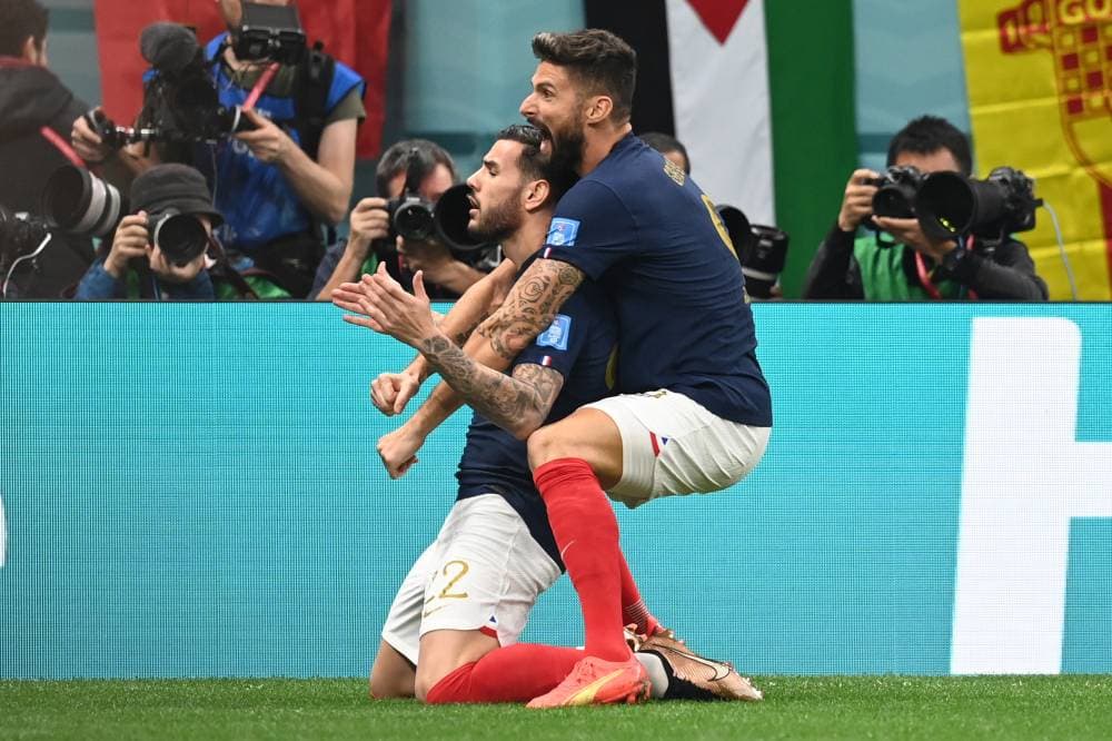 هيرنانديز يحتفل مع جيرو بالهدف الأول. "إ ب أ"