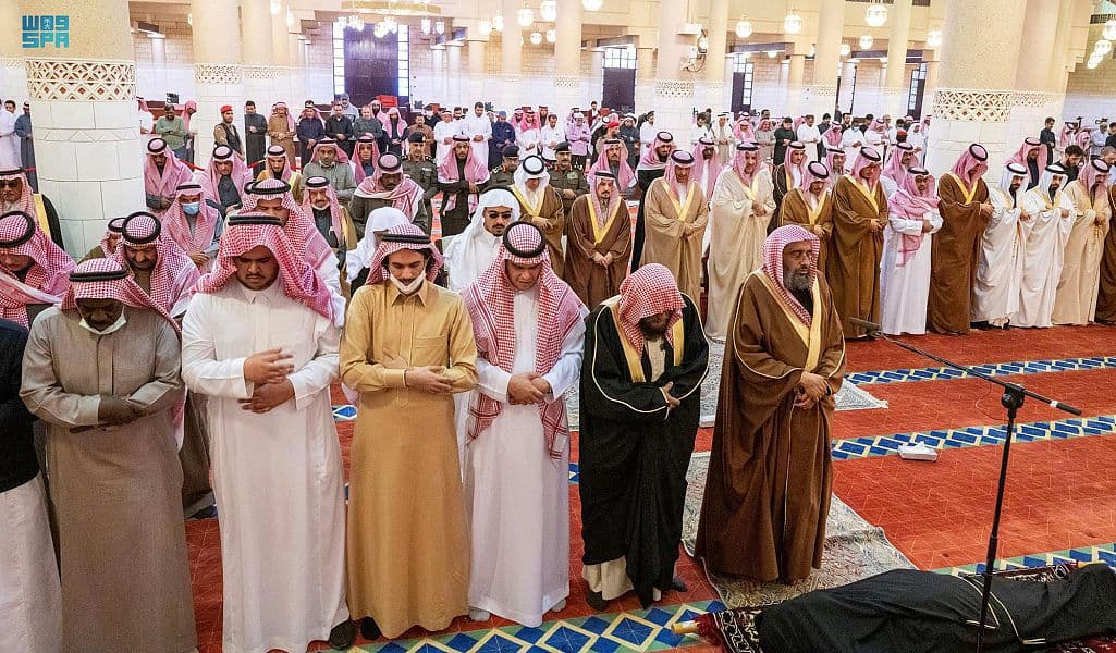 أمير منطقة الرياض يؤدي صلاة الميت على أحمد السديري