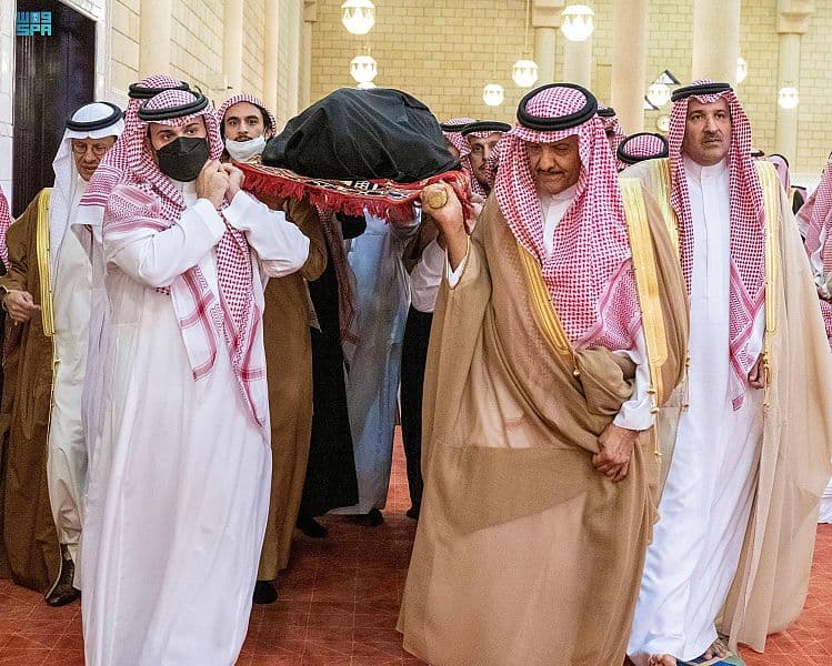 أمير منطقة الرياض يؤدي صلاة الميت على أحمد السديري