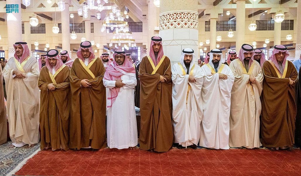أمير منطقة الرياض يؤدي صلاة الميت على أحمد السديري