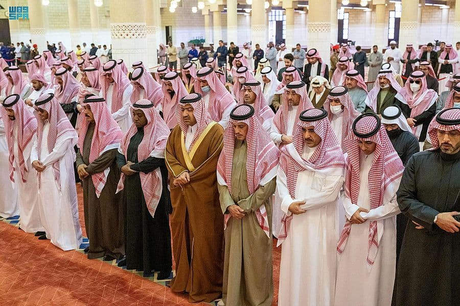أمير منطقة الرياض يؤدي صلاة الميت على أحمد السديري