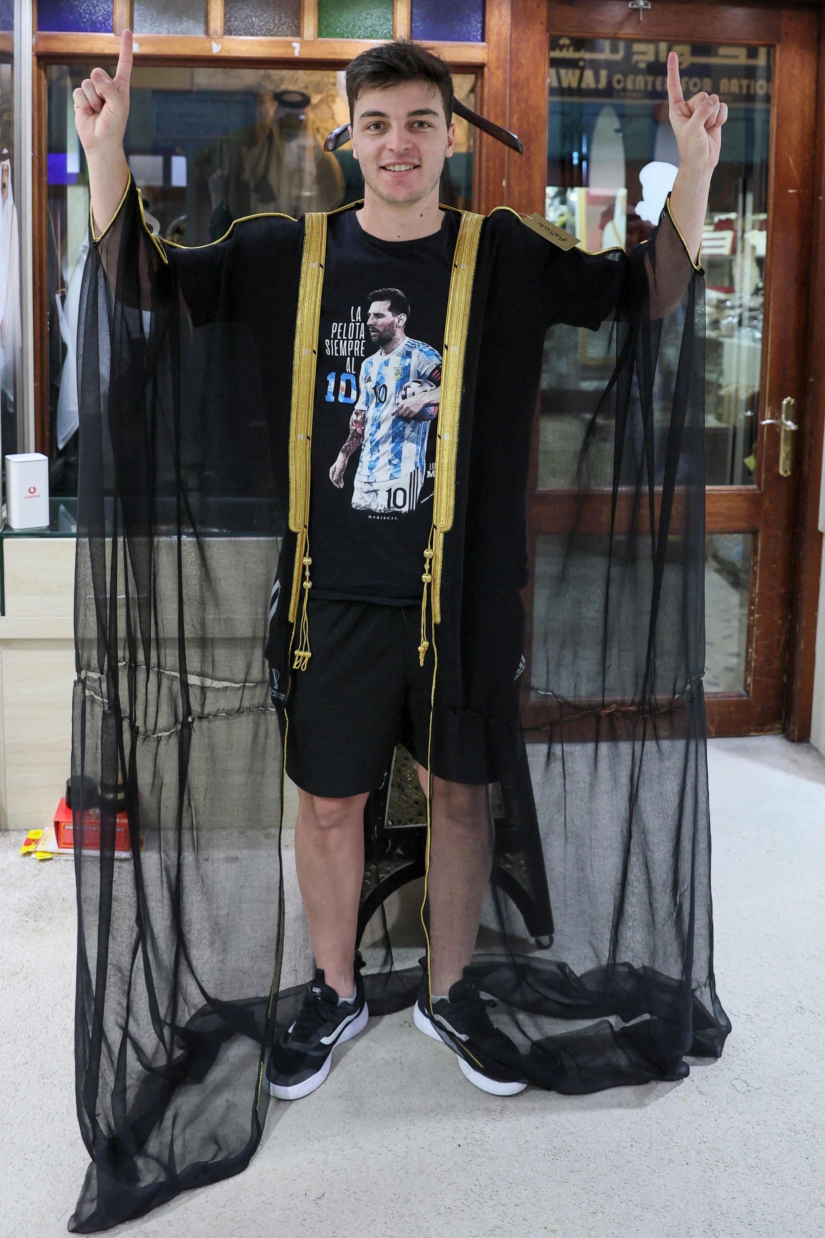 بعد ارتدائه ميسي .. مبيعات البشت تقفز من 8 إلى 150 يوميا في سوق واقف 