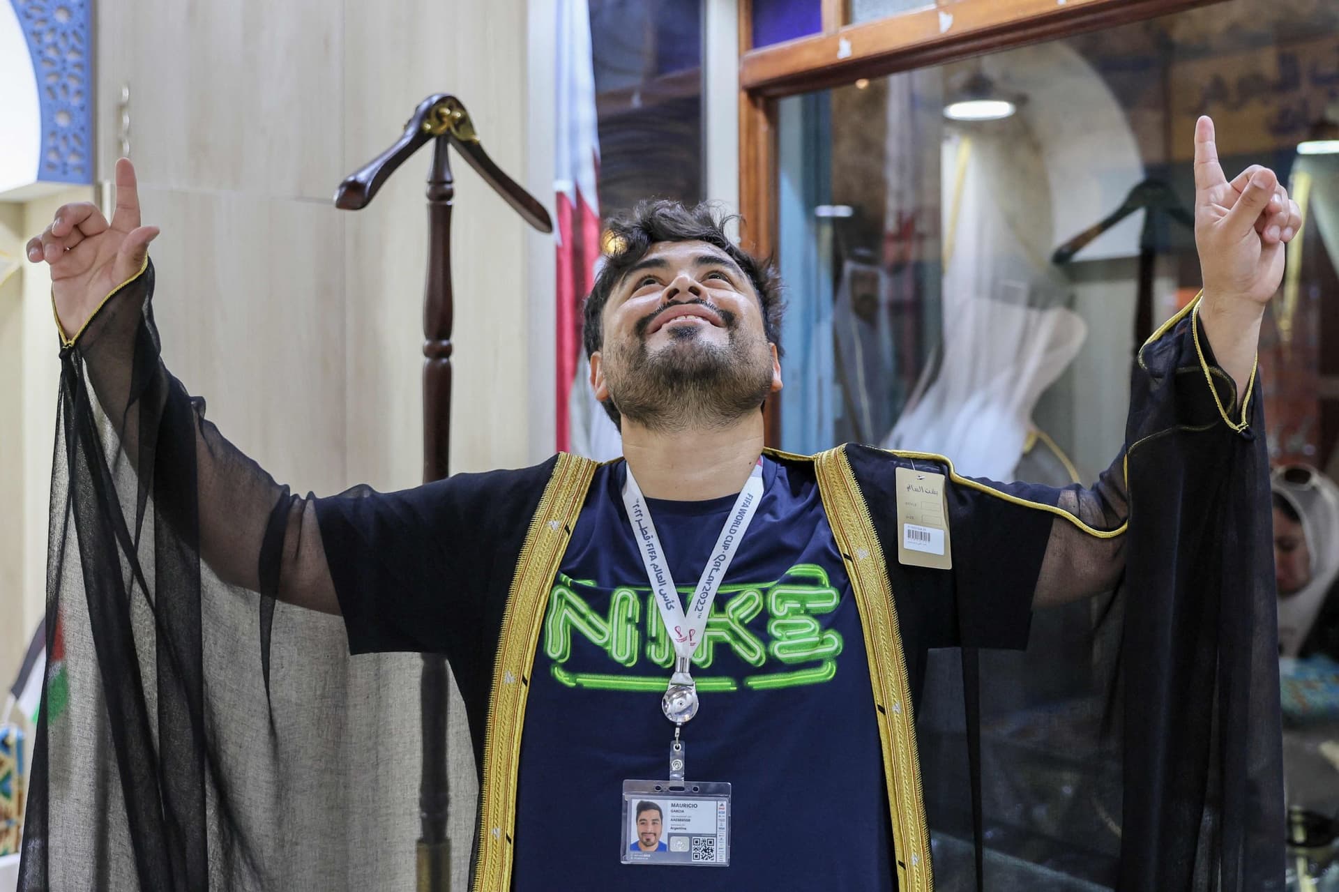 بعد ارتدائه ميسي .. مبيعات البشت تقفز من 8 إلى 150 يوميا في سوق واقف 