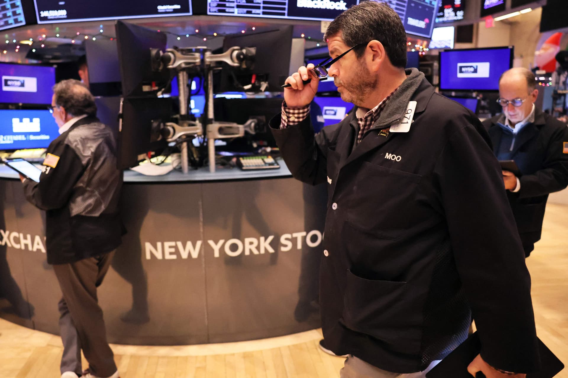 وول ستريت تغلق على انخفاض طفيف بعد تقرير الوظائف