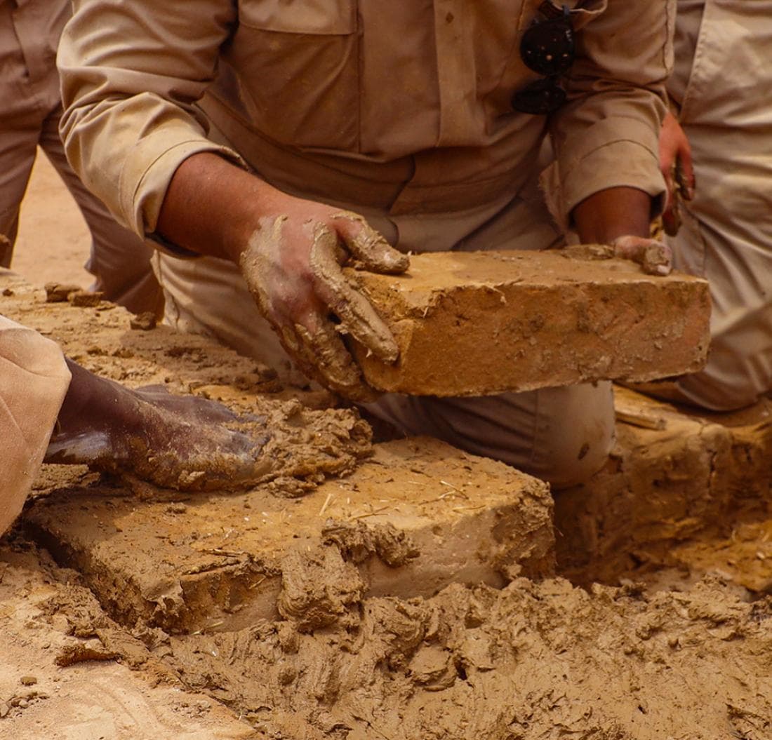 البناء بالطين يعود إلى الواجهة للتصدي للاحترار المناخي