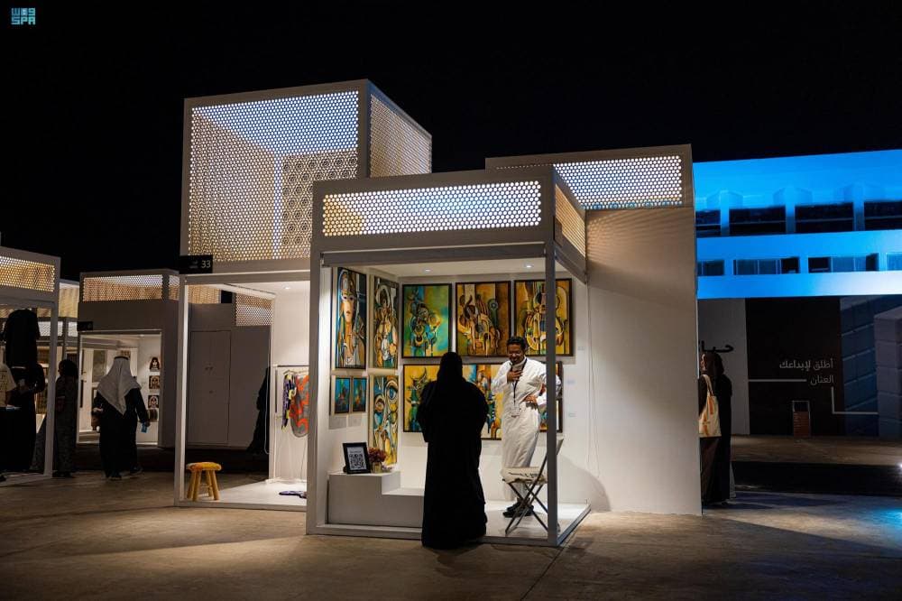 يتضمن الأسبوع برنامجا حافلا من المعارض والعروض الفنية.